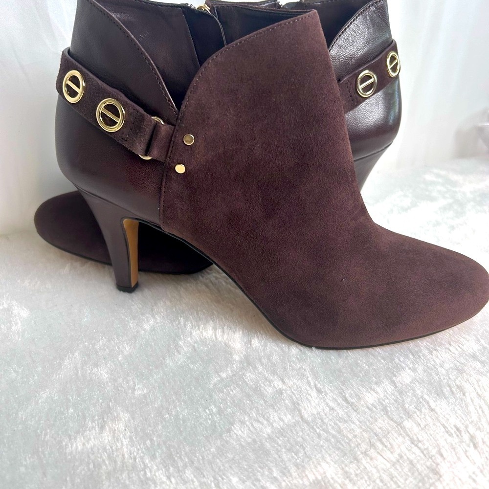 Vince Camuto venten Brown Ankle Booties - Picture 7 of 10